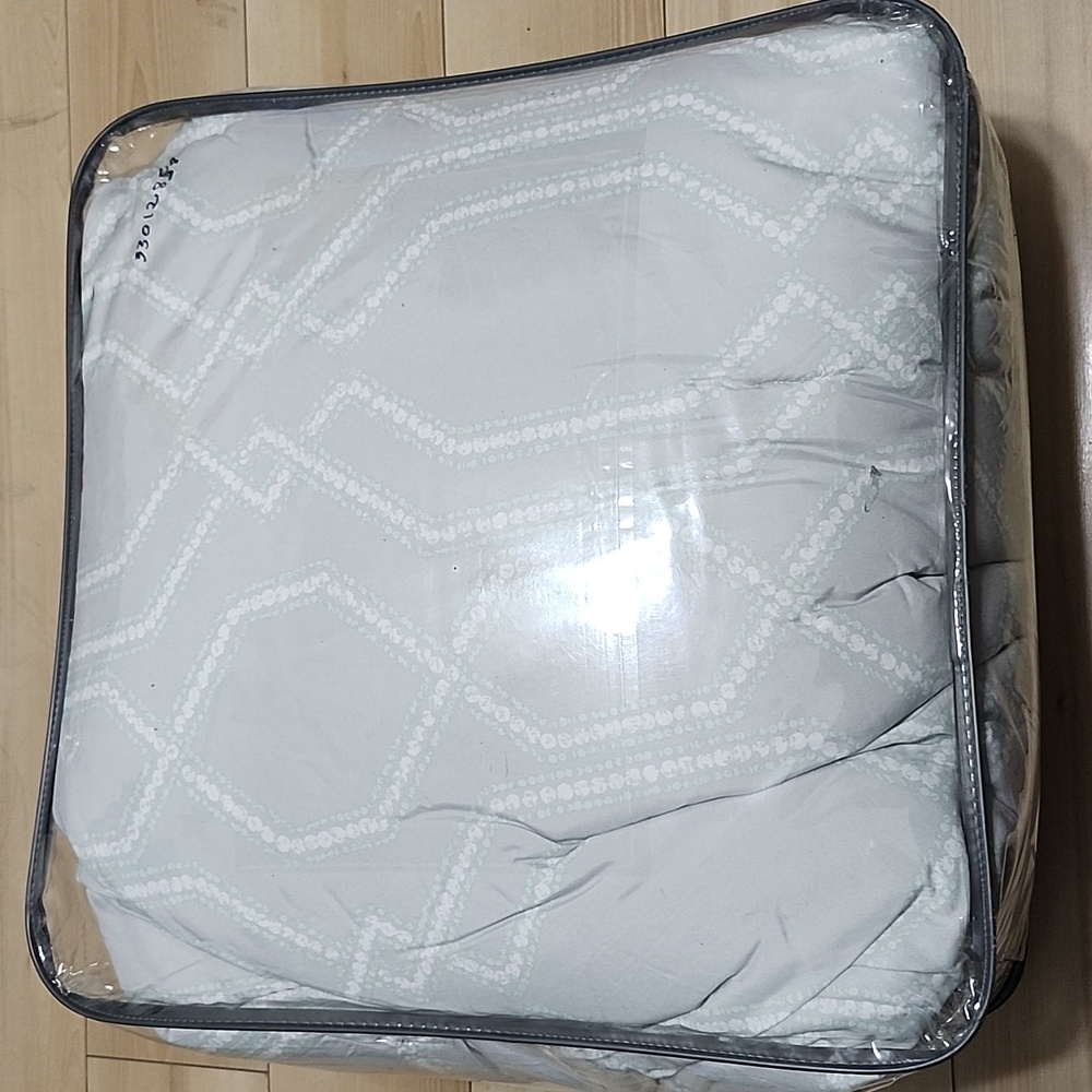 Soho living king comforter and 2 small pillows